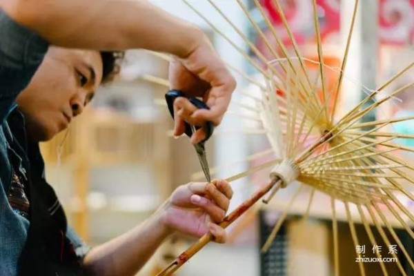 Oil-paper umbrella made by traditional folk crafts and ancient methods, oil-paper umbrella production technology