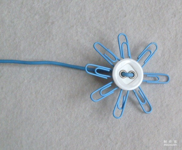 A box of colored paper clips can make flowers of different colors. Paper clips can be used as a creative way to make fashionable flower arrangements.