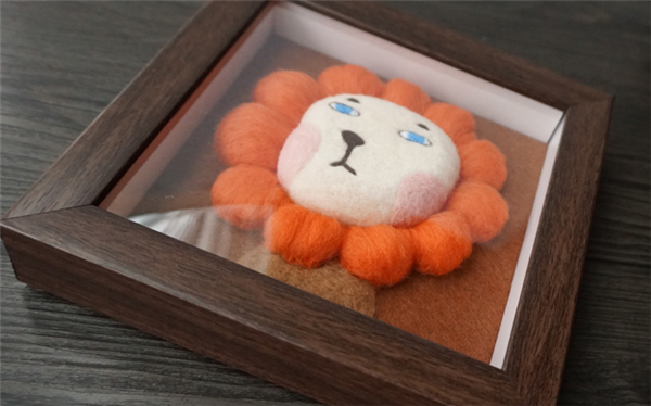 A proud lion photo frame made of creative handmade wool felt