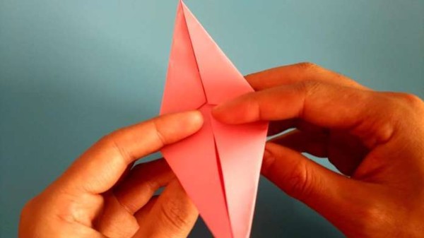 Simple and beautiful handmade origami. Illustrated tutorial on how to fold solemn and elegant tulips, flowers and leaves.