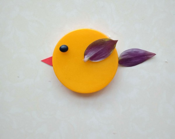 Illustration of how to make a DIY bird using bottle caps and leaves