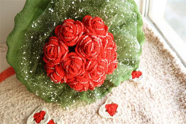 Romantic handmade red roses made by creative crochet DIY