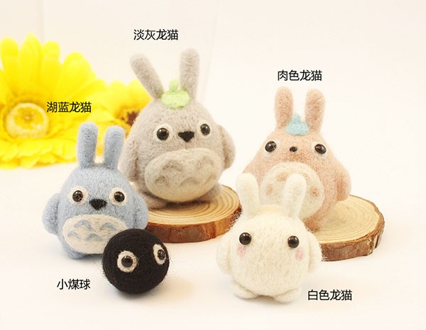 Handmade DIY wool felt to restore the small briquettes and chinchilla inside Totoro