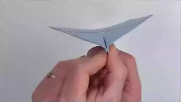 An expert teaches you how to fold a paper airplane that can fly 70 meters away, and even breaks a new Guinness record