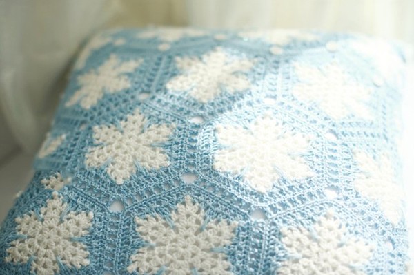 Appreciation of crochet DIY snowflake pillow products