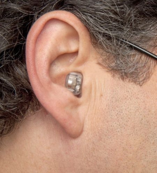 Electric noise canceling earplugs