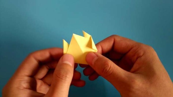 Simple and beautiful handmade origami. Illustrated tutorial on how to fold solemn and elegant tulips, flowers and leaves.