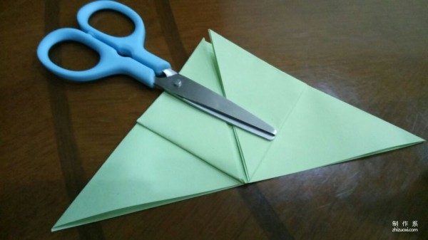 Children learn origami, simple DIY folding method of small foreign-style building for children.