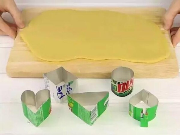 Tutorial on how to save money by DIY making baking molds using cans