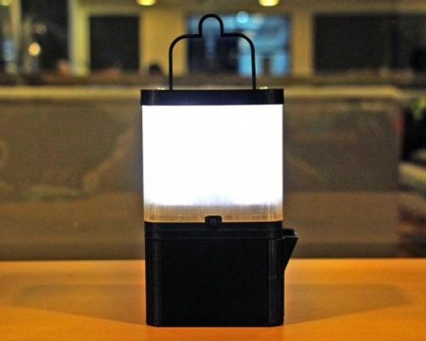 Saltwater-powered lamp: A glass of seawater lights up for eight hours