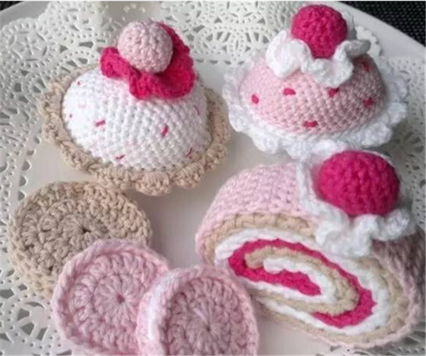 Appreciation of handmade DIY creative crochet strawberry cake products