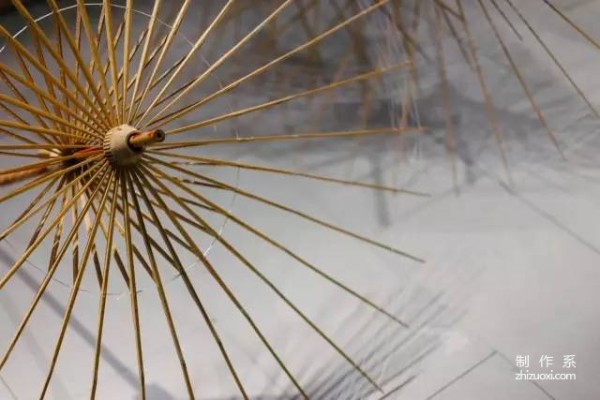 Oil-paper umbrella made by traditional folk crafts and ancient methods, oil-paper umbrella production technology