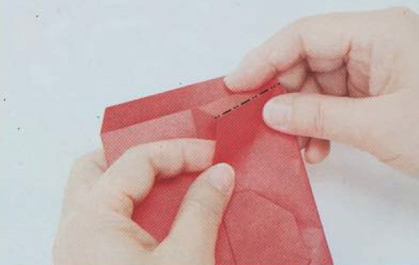 Illustration of simple folding method of heart-shaped red envelope bag