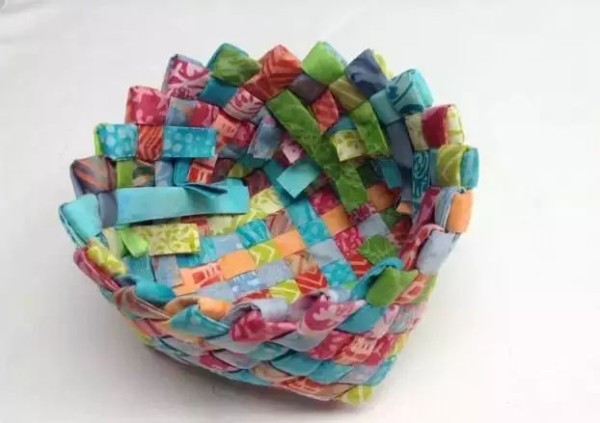 How to repurpose old clothes into woven baskets