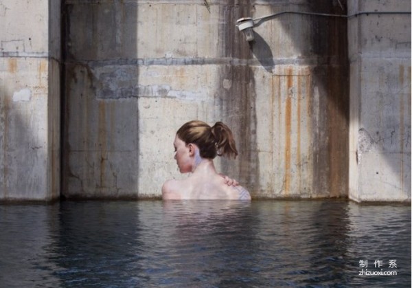 An American painter hand-painted a beautiful woman taking a bath on the exterior wall of an abandoned building