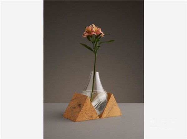 Glass vase with both strength and softness