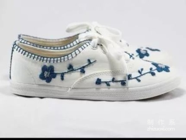 No matter how cheap or ordinary white shoes are, you can make them look beautiful with just one trick.