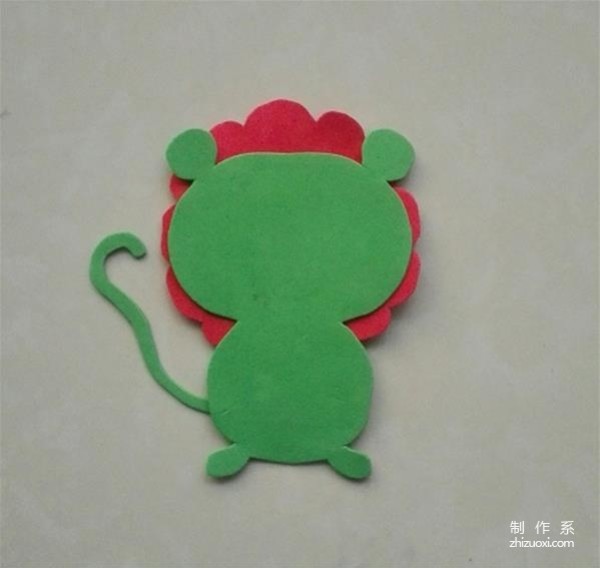 Childrens handcrafts use sponge paper to make cute little lion stickers