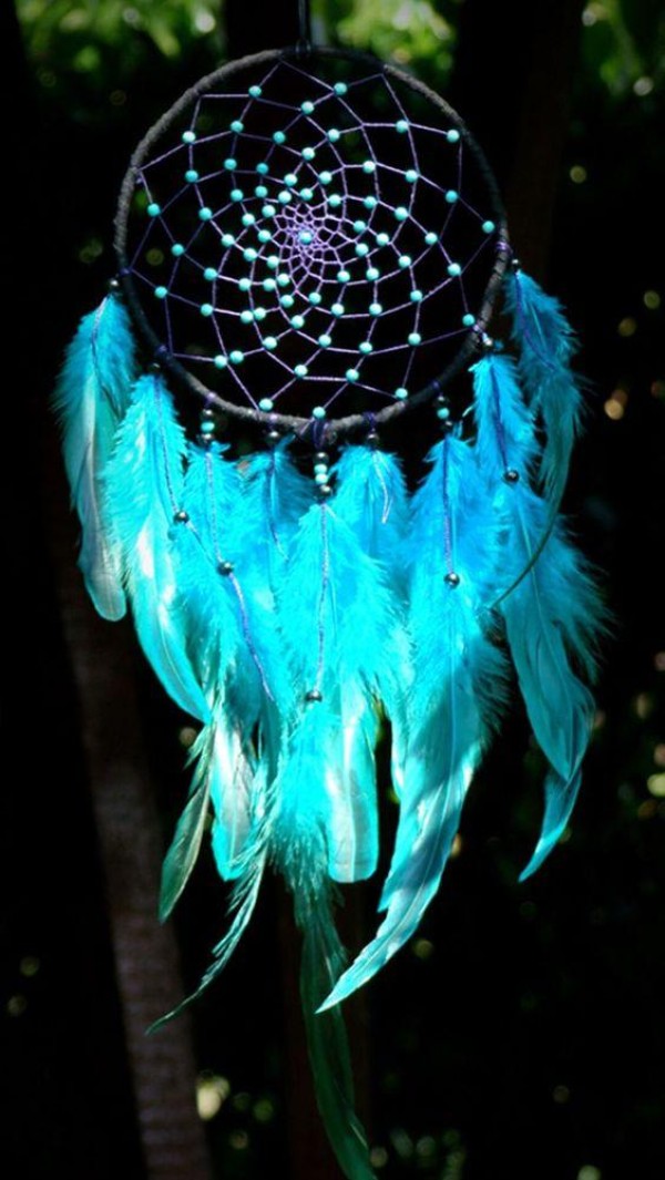 The beautiful dream catcher accompanies your sweet dreams and teaches you how to make your own dream catcher