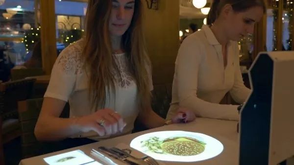 Let you see how high-tech restaurants are nowadays