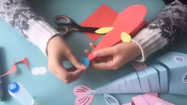 Childrens creative handicraft class, tutorial on making three-dimensional fish from cardboard