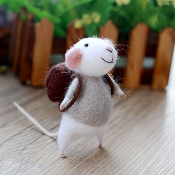 Wool felt handmade DIY products-cute and cute little elf mouse carrying a schoolbag to school