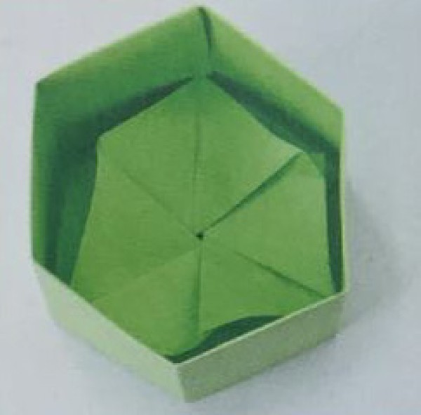 Step-by-step illustration of making a box made of heaven by hand origami