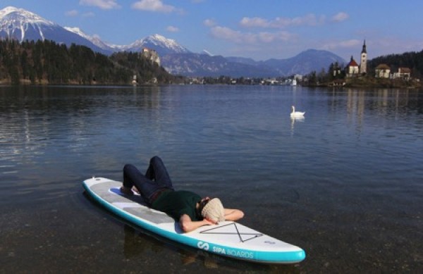 Electric surfboard self-inflating