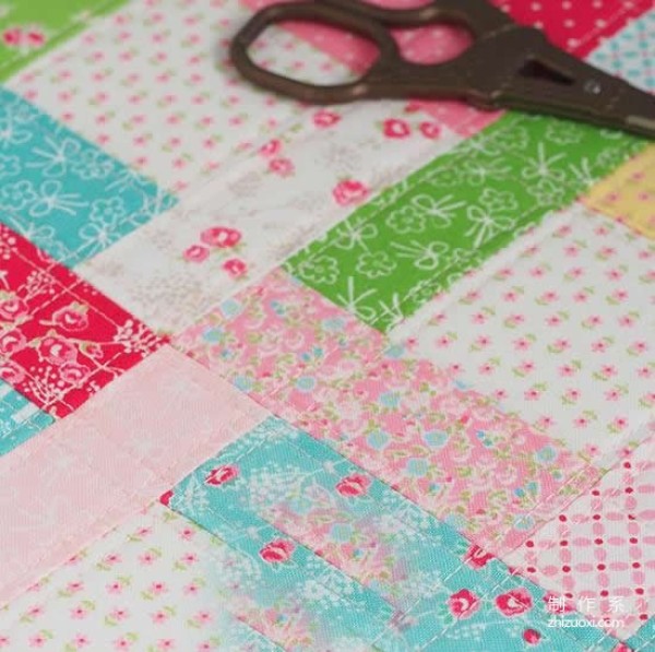 Friends who like patchwork style, make your own small fresh patchwork pillow at home