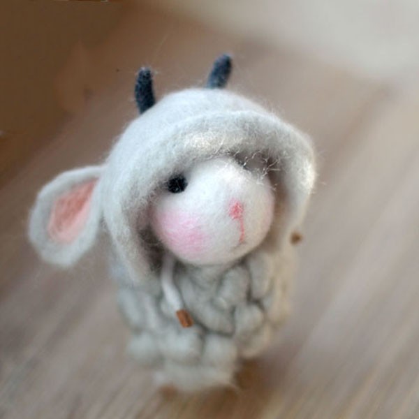 Appreciation of DIY sheep and mouse products made from wool felt