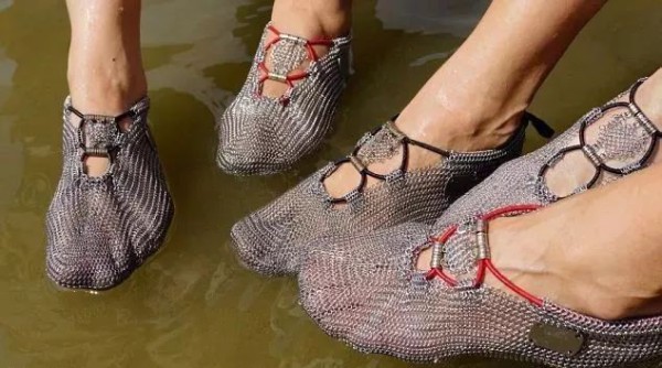 Shoes made of stainless steel mesh give you the pleasure of bare feet