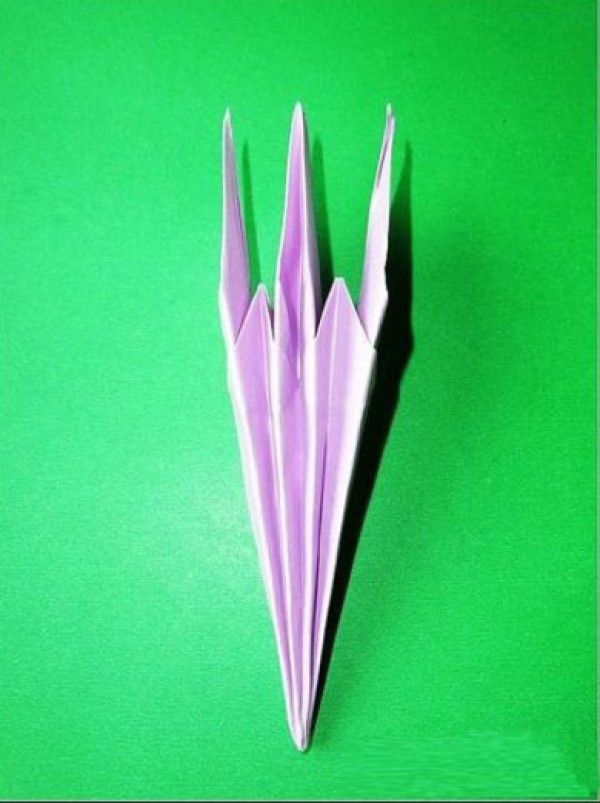 Tutorial on how to make origami lilies for children