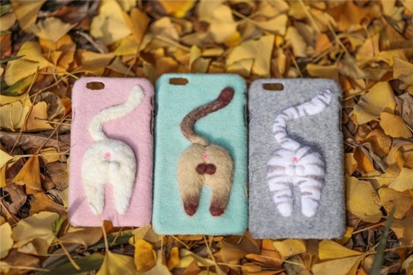 Cute cat back, small paws, cute handmade cute wool felt phone case