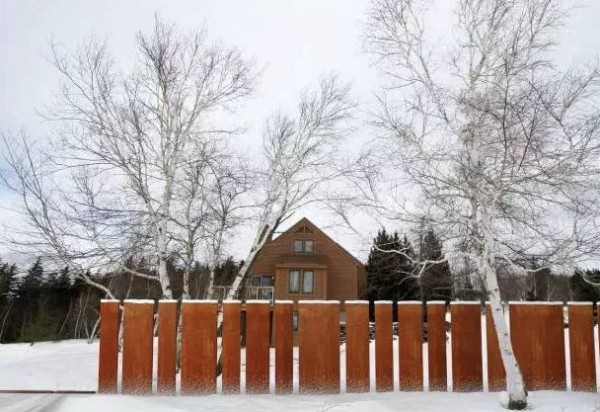 Fancy Fence retractable fence that can be hidden underground at any time