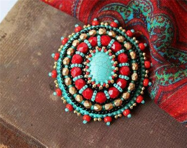 Create a unique and creative hand-beaded DIY braided brooch