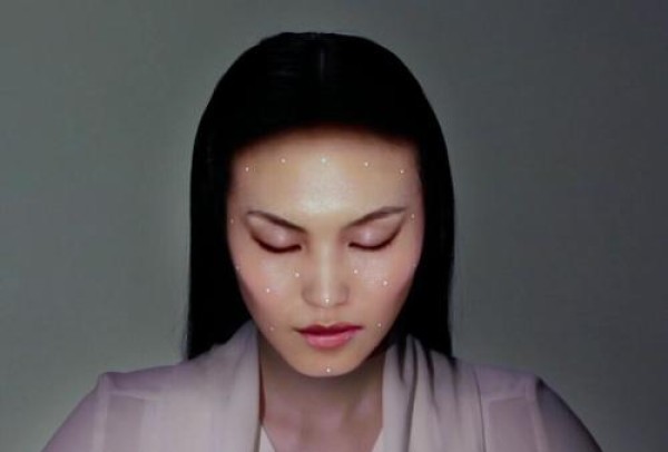 Omote virtual makeup technology (face tracking + projection mapping)