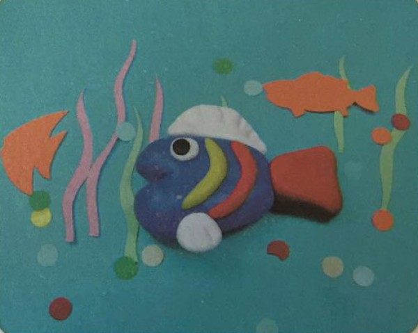 Simple process of pinching tropical fish with plasticine