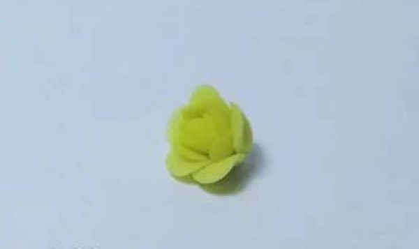 Steps to make handmade plasticine flowers in kindergarten