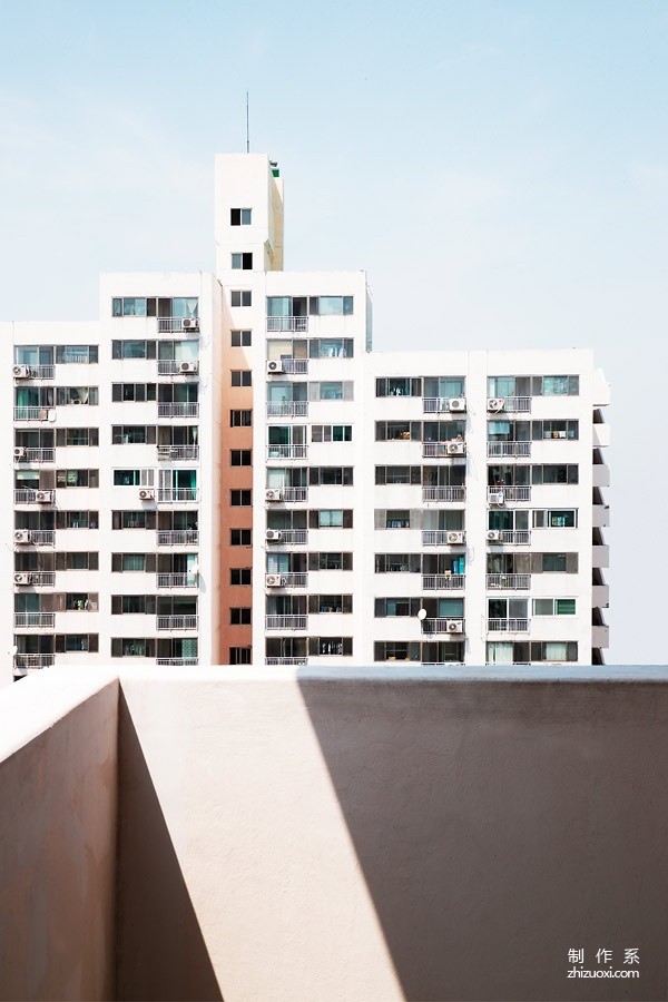 She turns the city into a color block oil painting!