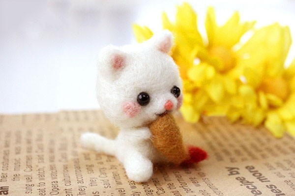 Appreciation of handmade DIY wool felt to make naughty and cute kittens