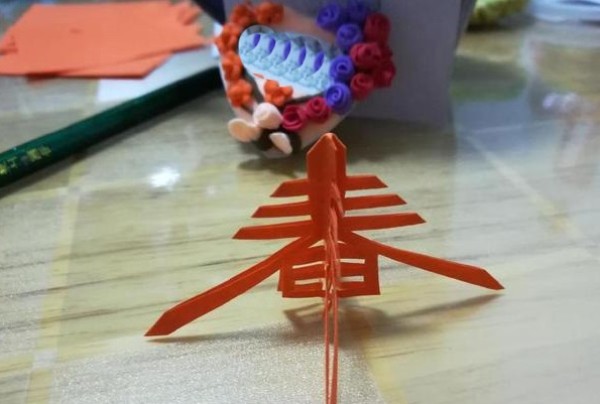 Steps for children to make simple paper-cut three-dimensional springs