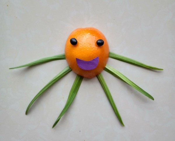 How to make a simple and pretty little jellyfish collage using oranges and leeks