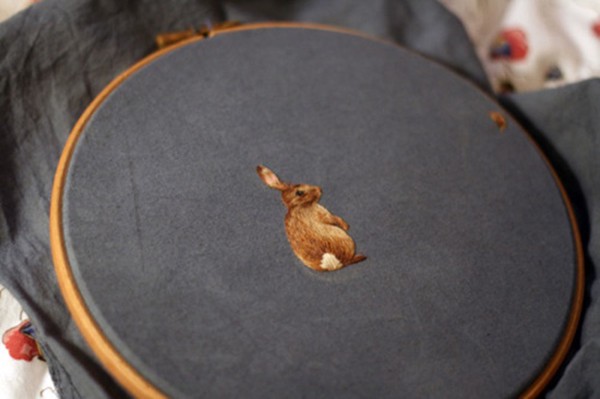 Appreciation of handmade DIY embroidery of small animal products on the ground