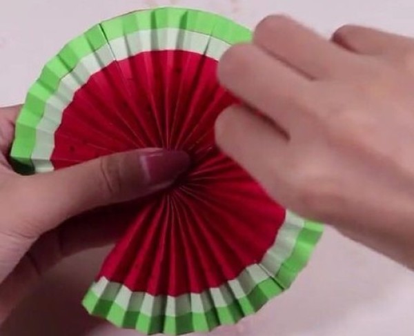 Watermelon fan How to make a watermelon-shaped fan