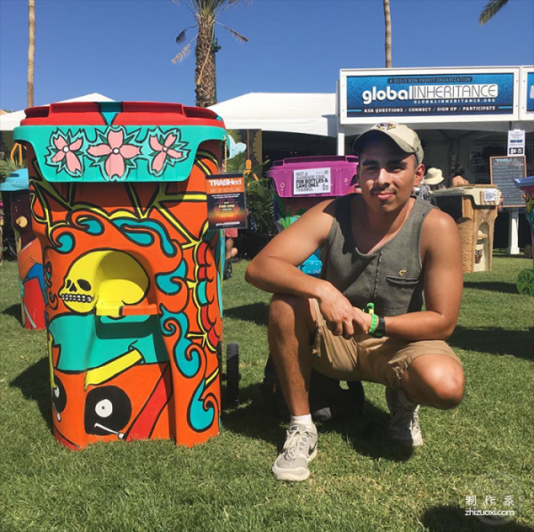 There were so many big names at the music festival, but I was taking a photo with a trash can