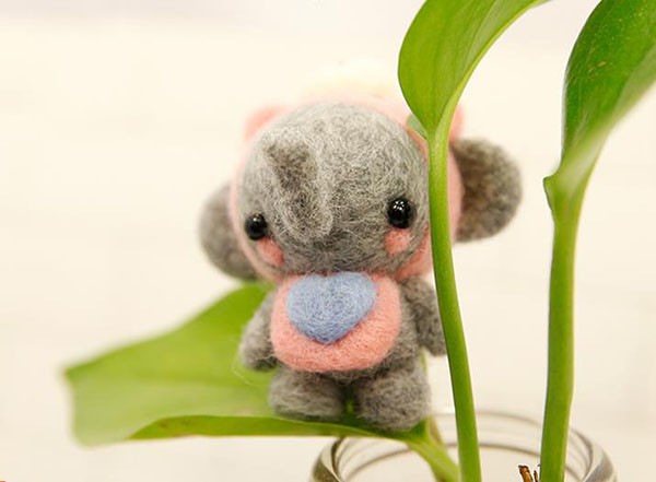 Creative handmade DIY wool felt making for unweaned elephant babies to appreciate