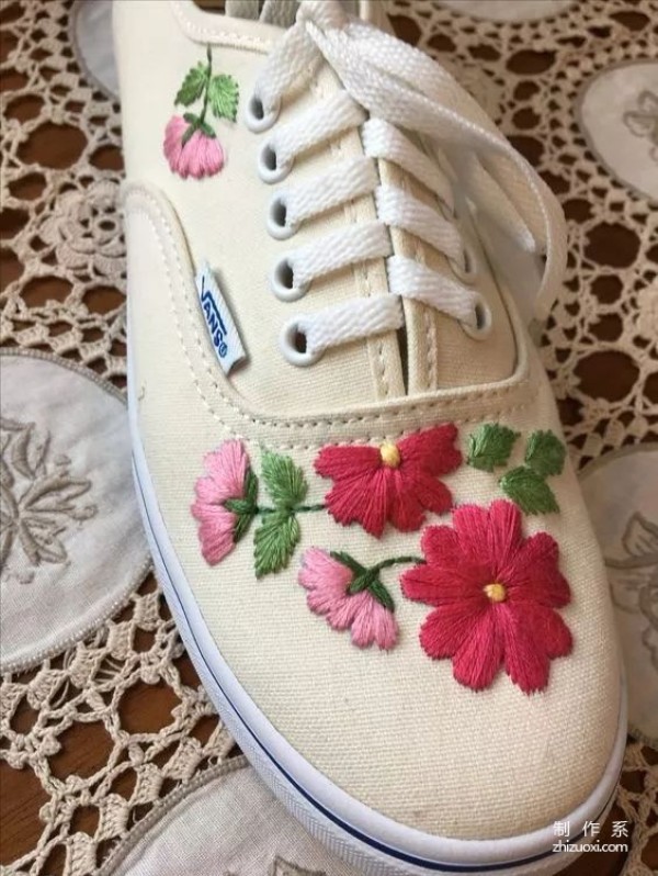 No matter how cheap or ordinary white shoes are, you can make them look beautiful with just one trick.