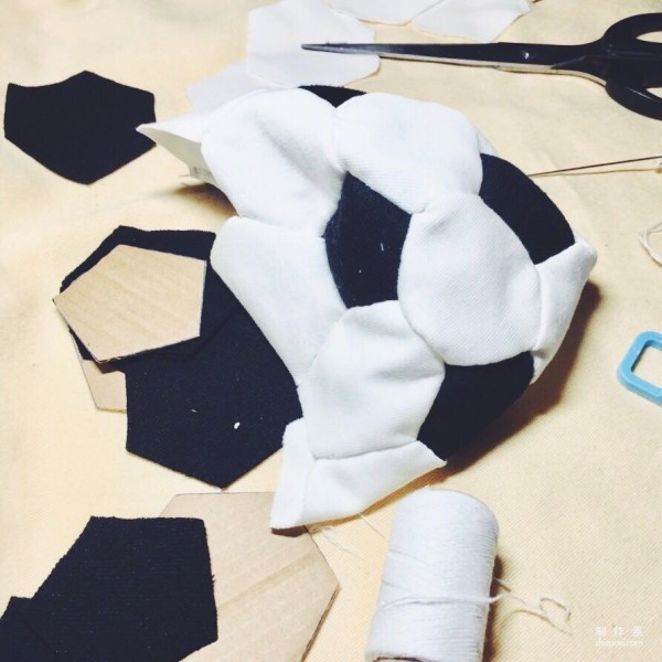 Teach you how to make simple and creative fabric footballs using black and white waste fabrics and old clothes.