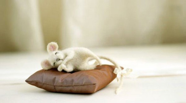 Wool felt handmade DIY cute little white mouse’s daily life