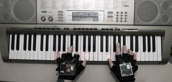 Smart piano gloves that turn you into a piano prince instantly